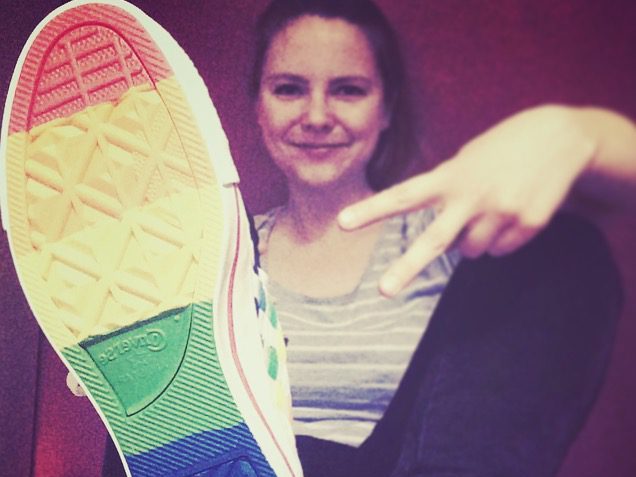 Geht zum CSD: Lina Kaiser mit Pride Converse