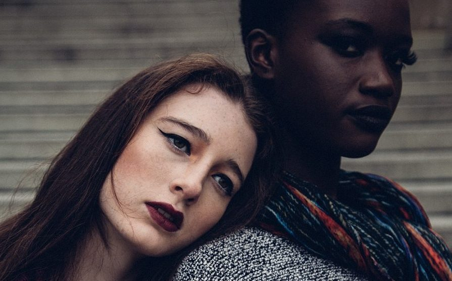Zwei Girls Teilen Sich Ihre Erste Lesbische Erfahrung
