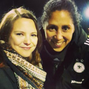 Steffi Jones ist nicht nur echt nett und hat dieses Foto mit mir gemacht - sie ist auch ein super Beispiel für einen offenen Umgang mit Homosexualität im Frauenfußball.