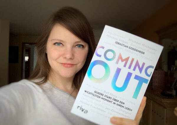 Lina Kaiser mit Buch "Coming out - queere Stars über den wichtigsten Moment ihres Lebens"